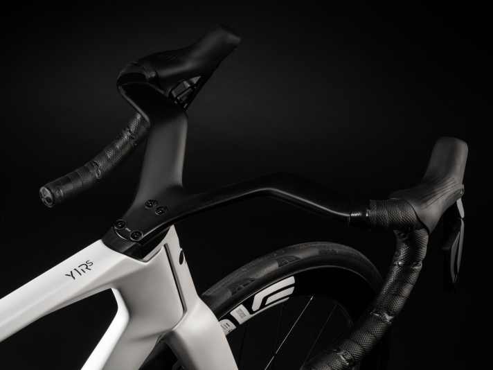 Durch die Y-Form verringert sich die Frontfläche und damit auch der Luftwiderstand.