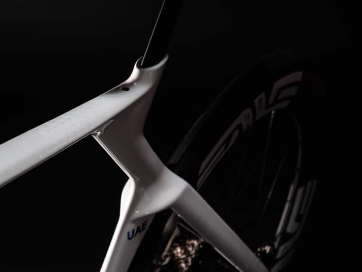 Die markante Konstruktion des Sitzknotens ist dank des neuen UCI-Technikreglements möglich. Sitzrohr und Sattelstütze müssen keine Linie bilden.