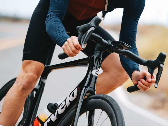 All equipment variants come with a two-piece control centre. The stems of the models between 5999 and 7999 euros are made of aluminium, while the expensive high-end versions come with full carbon equipment.