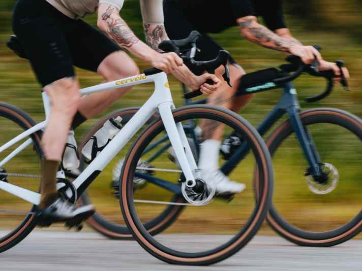 The variable axle mounting on the fork allows the caster and wheelbase to be adjusted depending on the choice of tyres and surface.