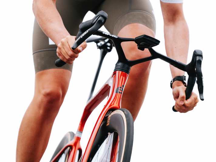 The cockpit is one of the recognisable features of the Cervélo S5. In addition to the aero optimisation, the handlebar/stem unit is significantly lighter than on the old model.