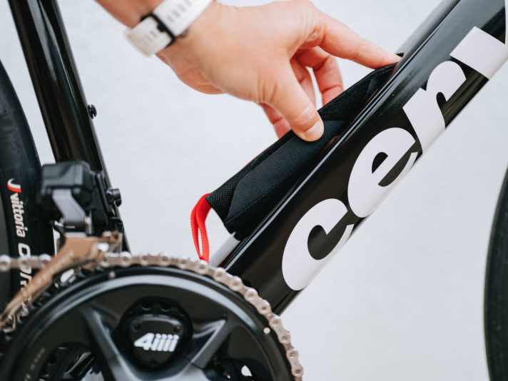 Platz fürs Pannen-Set gibt es im Unterrohr. Das Caledonia-5 übernimmt die Technologie von den kürzlich vorgestellten Zeitfahr- und Triathlon-Maschinen.