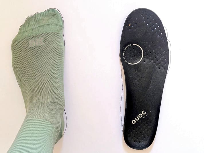 Wenn die Innensohle auf den Fußumriss gelegt wird, sieht man auch, wo eventuell Druck entstehen könnte.