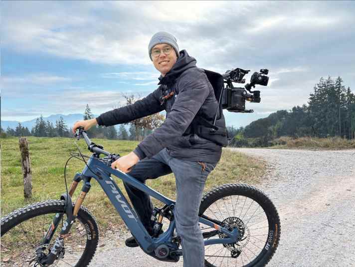 Film-Profi Vinzenz Gudden und seine selbst entworfene Weste, um das 8 Kilo schwere Kameraequipment während der Fahrt zu balancieren.