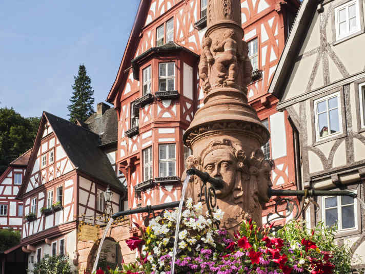 Sightseeing town centre and starting point for Tour 2: the old Schnatterloch market square with its well-preserved half-timbered houses in Miltenberg