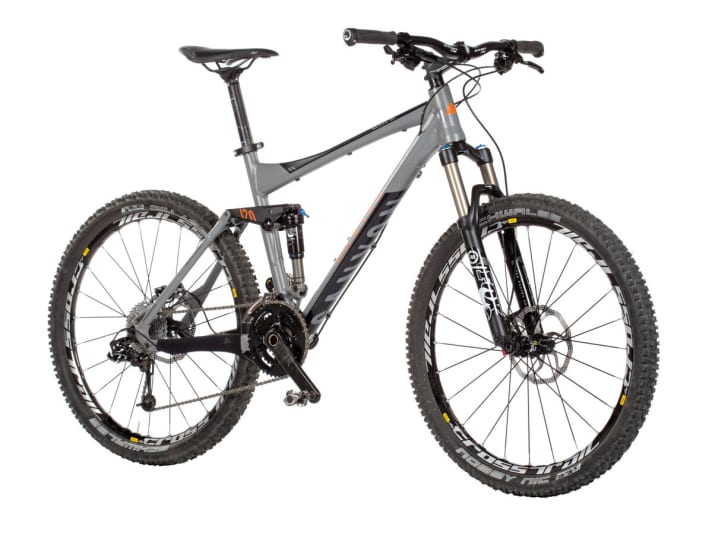   Canyon Nerve AL 9.0 2013: PLUS: 650 Gramm leichter durch Gabel und fehlende Teleskop-Stütze, bessere Lackqualität | MINUS: Fehlende Teleskop-Stütze, ervöseres Handling bergab, schmalerer Lenker