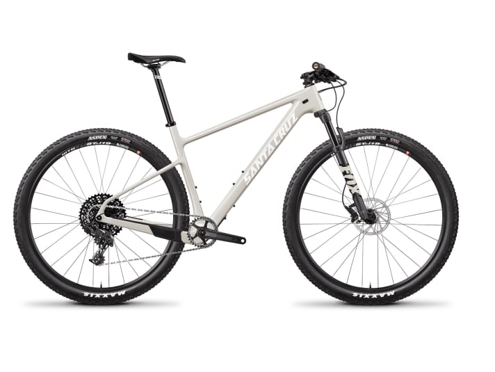   Das Highball in der Ausstattungsvariante R ist mit 3100 Euro das günstigste der fünf Versionen. Das Bike kommt mit Fox 32 Rhythm-Gabel, Sram NX-Schaltgruppe und soll 10,9 Kilo wiegen.