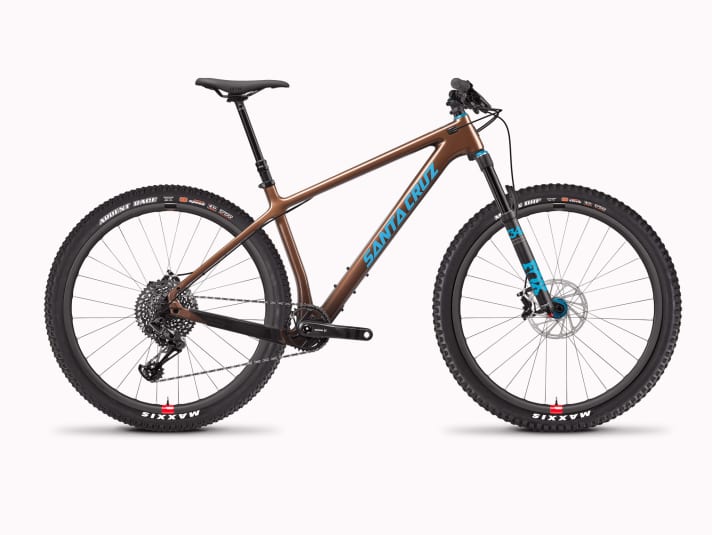   The top model of the Santa Cruz Chameleon costs an impressive 6000 euros. Only with Fox 34 Performance and GX Eagle, but with in-house carbon wheels.