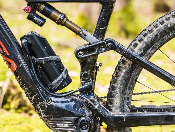 The slim additional battery provides 250 watt hours and fits into the bottle cage. Weight: 1.5 kilos. | Copyright: Greber/Skyshot