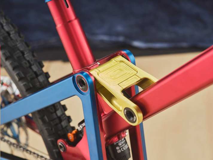 Details from the CNC milling machine: The frame of the Aper KOMPace is made entirely from 7075 aluminium and is produced locally in Greece.