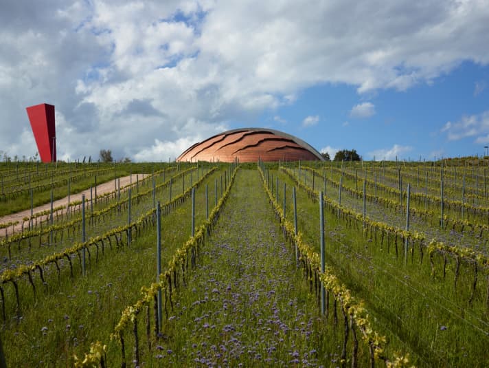 Der “Carapace” in Bevagna sieht aus, als würde er gleich Richtung Weltraum starten, tatsächlich aber lagern unter diesem Dach die Fässer der Weinkellerei Lunelli. Ein Werk von Arnaldo Pomodoro.