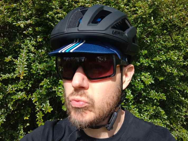 Pass fast wie aufeinander abgestimmt: Helm + Cap + Brille. Muss man nur mögen.