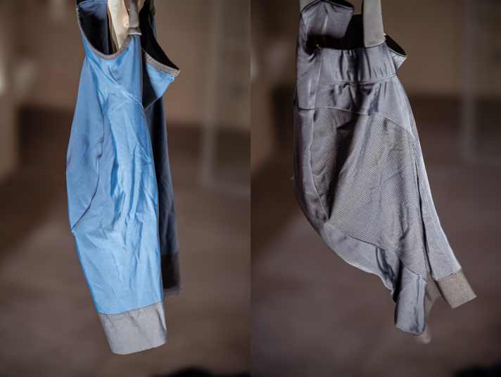 The cut of high-quality cycling shorts often anticipates the position on the bike. With less specific cuts, creases form easily in the riding position.