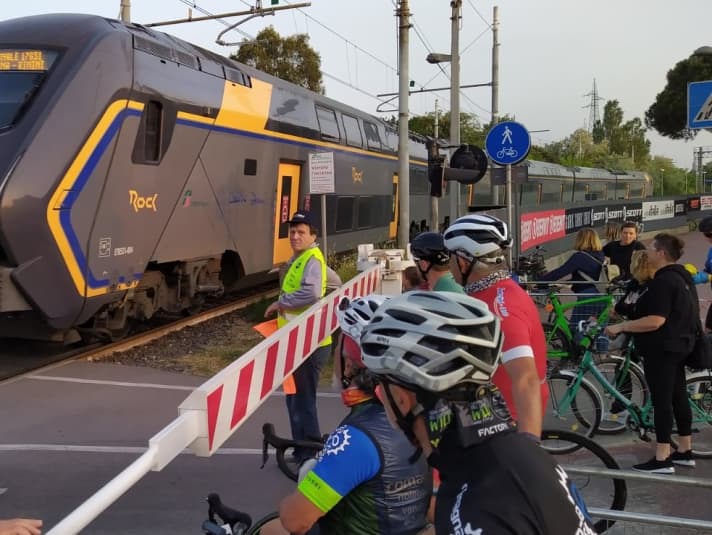 Nove Colli: Am geschlossenen Bahnübergang