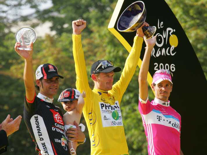 Il y a longtemps : Andreas Klöden (à droite) a été le dernier Allemand à monter sur le podium du Tour avant Lipowitz (en 2006)... Floyd Landis (en jaune) a été disqualifié après coup