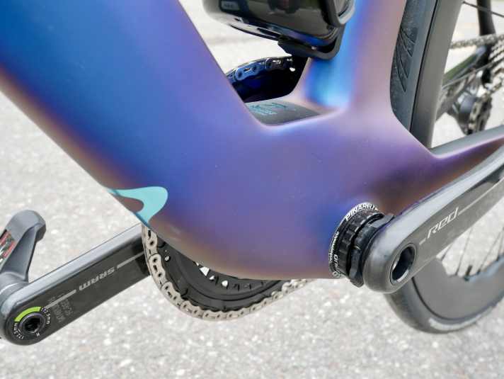 Das Tretlager erinnert an ein Schiffskiel. Laut Pinarello soll dadurch die Aerodynamik des Komplettrads etwas verbessert werden.