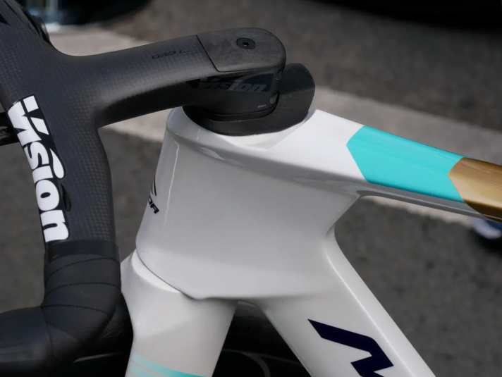 Die auffälligste Änderung der Neuheit: Das Steuerrohr ist länger und aggressiver designt