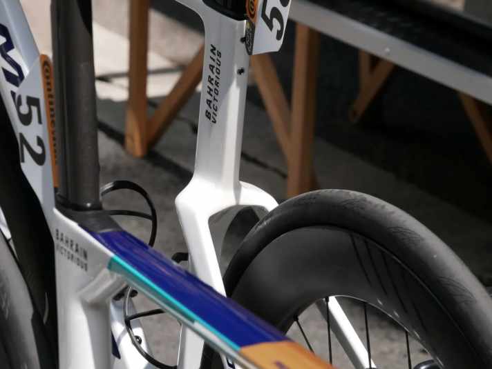 Le point de jonction entre le tube de selle et les haubans est plus filigrane, mais conserve sa forme d'aile marquante.