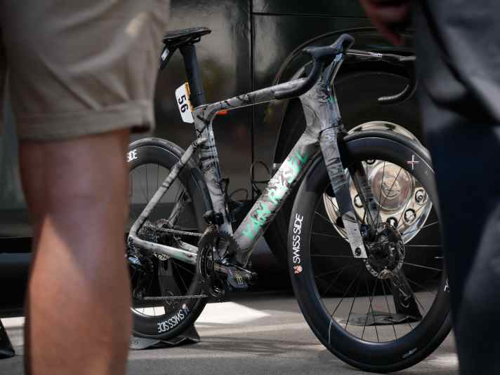 Bei der Tour de France 2024 hatte das RCR-F seinen ersten großen Auftritt. Unter anderem fuhren Klassikerspezialist Oliver Naesen und Sprinter Sam Bennett den damaligen Prototypen.