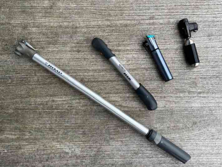 Pump-Stationen eines Rennradlebens: Rahmenpumpe, Minipumpe, Mini-Minipumpe und CO2-Kartusche