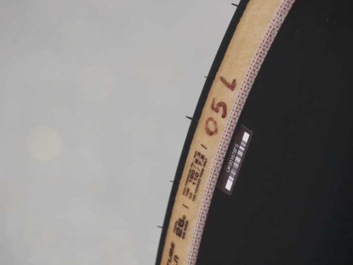 L'inscription "05" correspond au dernier remplissage de lait d'étanchéité.