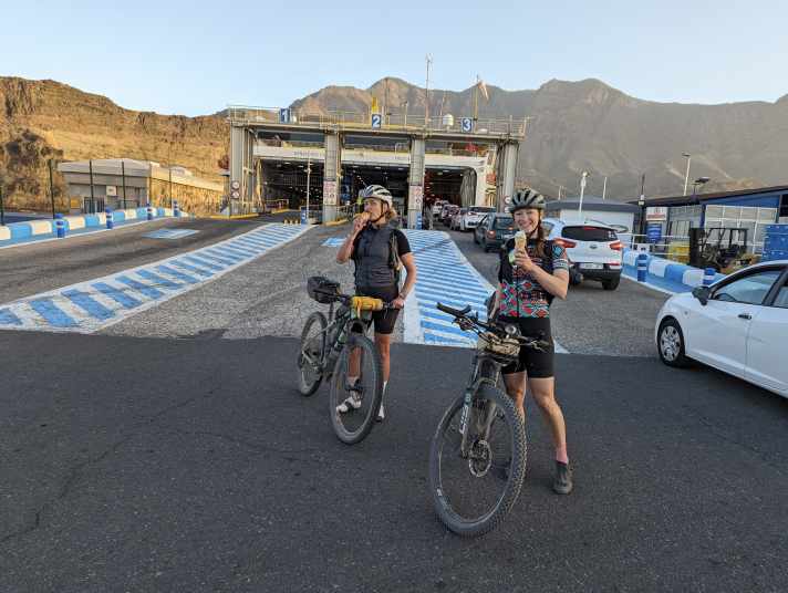 Es gibt einen Rabatt, wenn man die Fähre vorher bucht. Aber es kann ja immer etwas dazwischen kommen.