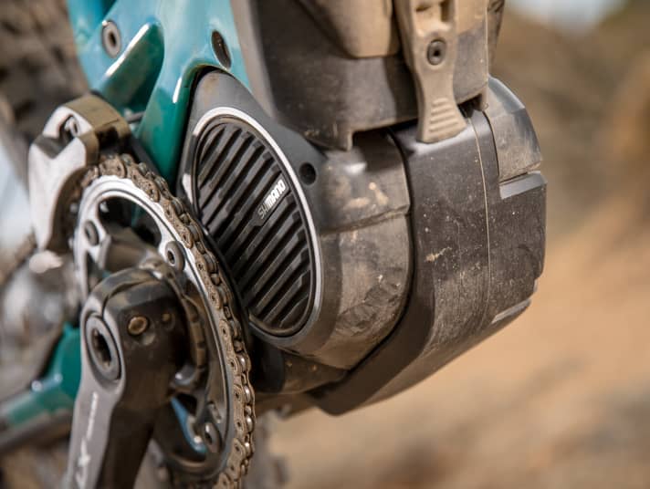   The Shimano Steps E8000 motor on the Merida comes without a motor cover. This is intended to provide more ground clearance and better ventilation. According to Shimano and Merida, the motor does not need any protection from enemy contact.