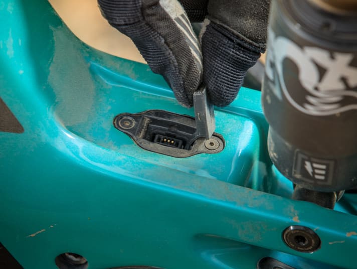   A charging port for topping up the energy storage when the battery is installed is located in the bottom bracket area.