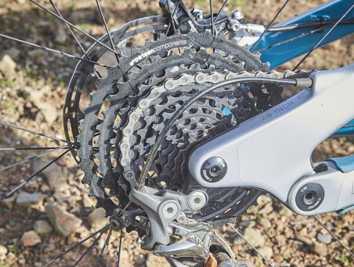   Beim Topmodell CF Pro Race setzt YT weiter auf die 11fach-Kassette von E-Thirteen. Hier in Kombination mit einem Shimano-XTR-Schaltwerk.