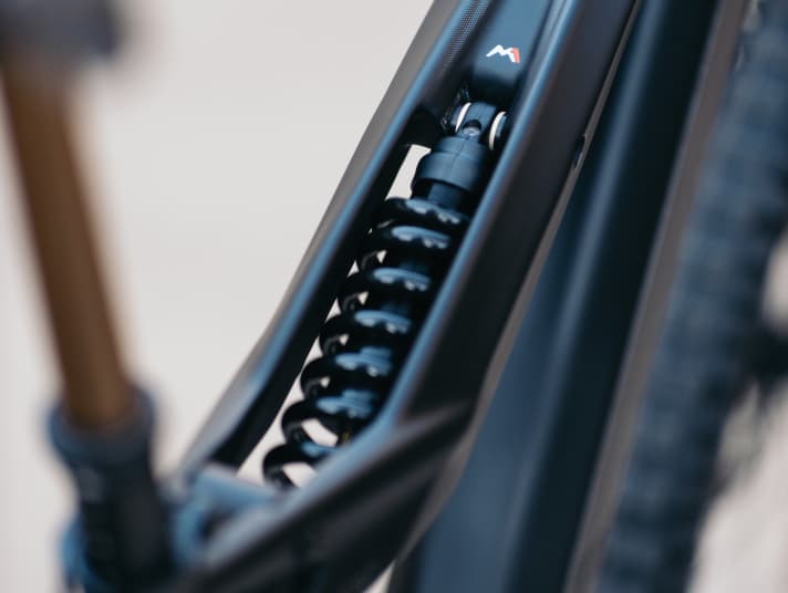   Split-Tube-Suspension nennt M1 Sporttechnik dieses Design, das auf einen Schlitz im Oberrohr setzt.