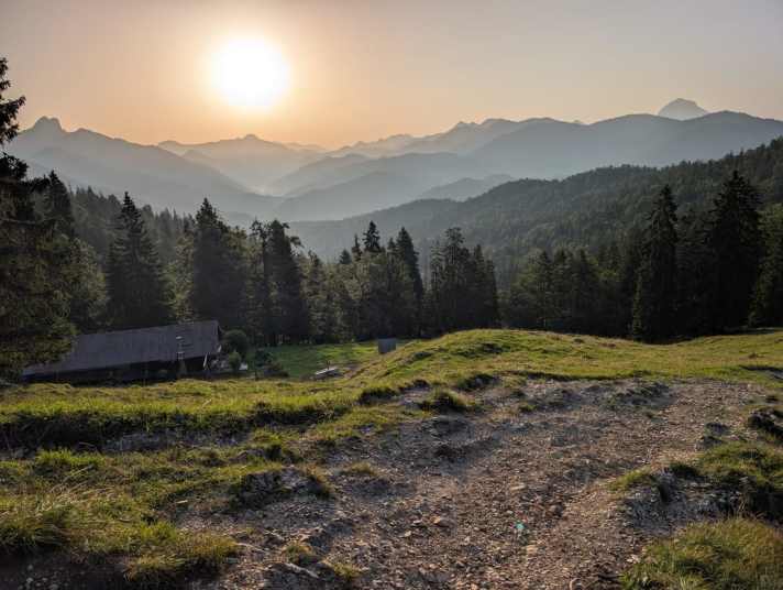 Morgensonne, trockener Fels, Stille, blaue Bergrücken in der Ferne: Bayern in seiner schönsten Form.