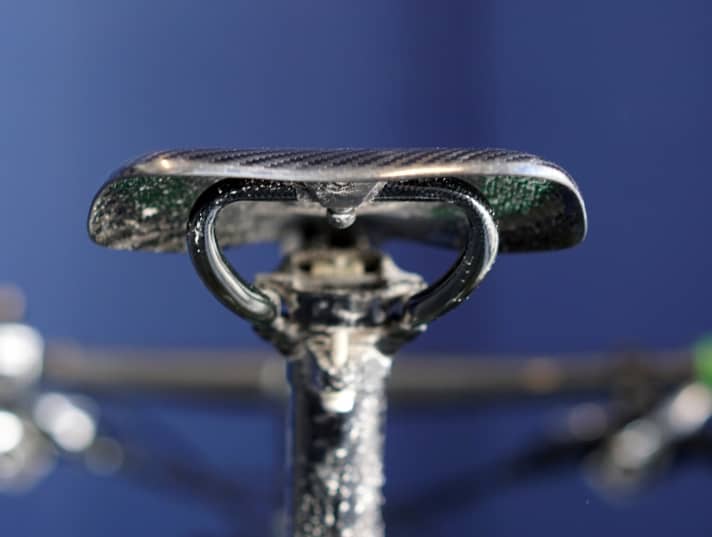   Das Carbon-Gestell verläuft in einem rasanten Bogen durch ein Elastomer, das den Super 6 seitlich schwimmend lagert. Der Sattel bewegt sich mit den Kippbewegungen des Beckens mit. 