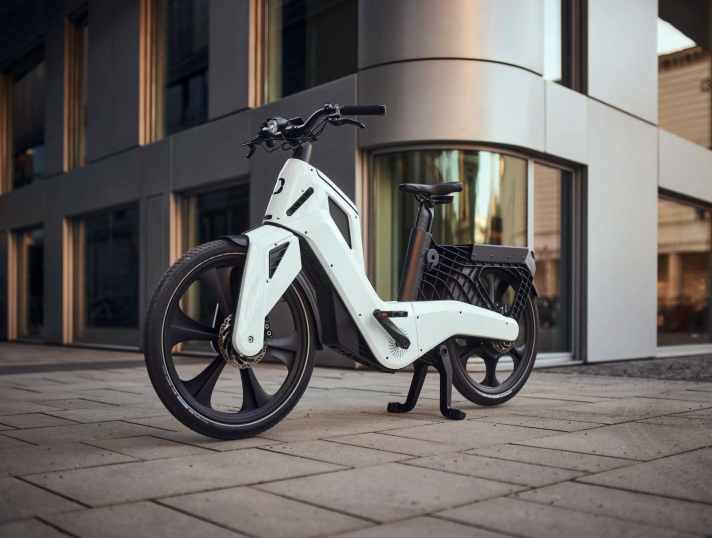 Mocci, ein Lastenrad ohne mechanischen Antrieb. Beim seriellen Hybrid treibt ein Generator direkt den Motor an, ein Akku steuert zu.