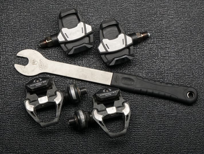 The pedals are attached using a 15 mm pedal spanner. For comparison in the picture below: the somewhat chunkier but cheaper Favero pedals