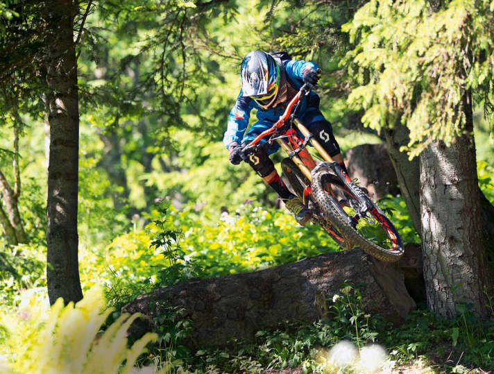   "Race it!" Größere Laufräder, tieferer Schwerpunkt – das "Gambler" hat an Handlichkeit gewonnen, ohne Fahrstabi­lität zu verlieren. 