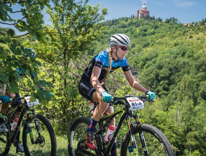   Der Prolog bei Bologna. Vorne Yolandi im Trikot ihres Sponsors Garmin.