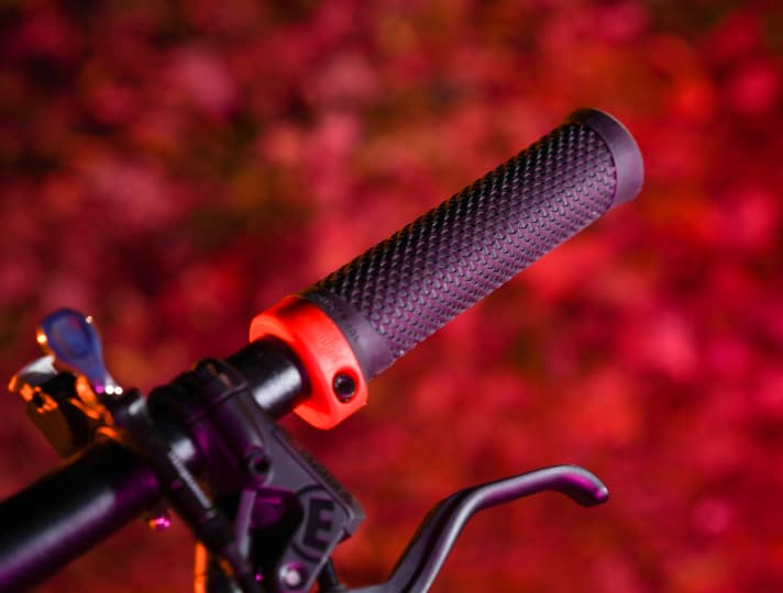 Good damping, comfortable to grip and sits firmly on the handlebars thanks to the screw clamp: the grip comes from Cube's own range.