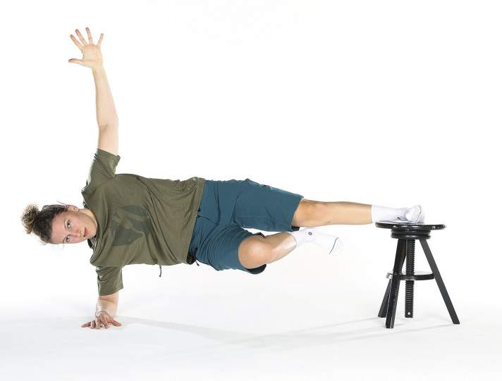 This exercise trains the lateral core muscles, especially the adductors and abductors. | Georg Grieshaber