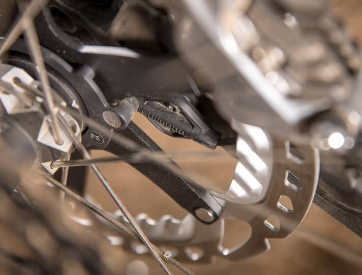   Der Geschwindigkeitssensor von Meridas eOne-Sixty sitzt gut geschützt am Ausfallende, der Magnet an der Bremsscheibe. Das Kabel läuft allerdings ab dem Tretlager parallel zur Bremsleitung extern.
