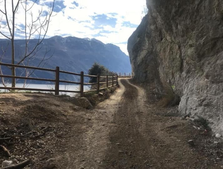   So sieht die Ponale-Straße nach den Sanierungsmaßnahmen aus. Breit und mit einem Erdwall samt Holzgeländer als Begrenzung zum See.