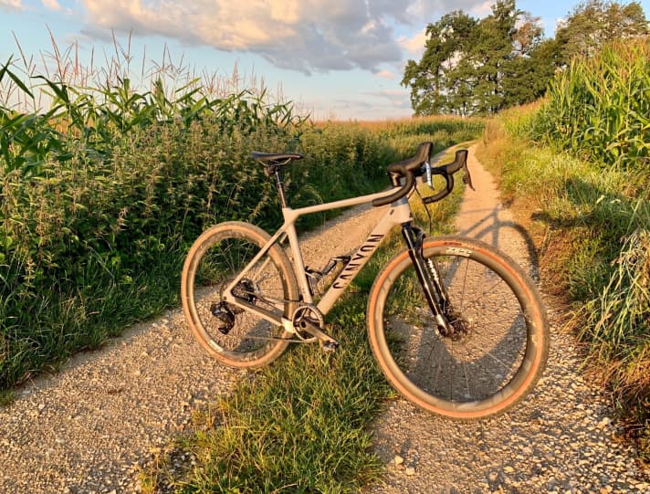   An einem Testbike (<a href="https://www.tour-magazin.de/raeder/gravel_bikes/einzeltest-canyon-grizl-cf-sl-8/a50546.html" target="_blank" rel="noopener noreferrer nofollow">Canyon Grizl</a> ) konnten wir die neuen XPLR-Gravelbike-Komponenten bereits vorab testen – von der Rockshox Rudy-Gabel bis zur Sram Red XPLR eTap AXS-Schaltgruppe. Als Teststrecke diente uns der <a href="https://www.bike-magazin.de/mtb_news/events_rennen/orbit360-gravel-serie-2021" target="_blank" rel="noopener noreferrer nofollow">Orbit-360-Kurs „Terra Trail“</a> . Gewicht: 8,92 Kilo.
