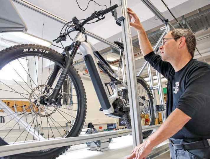 Für unsere Tests vermessen wir alle Bikes im hauseigenen EMTB-Labor, anstatt uns auf Herstellerangaben zu verlassen. Die Geometrie wird mit einem einheitlichen Messverfahren laserbasiert ermittelt.