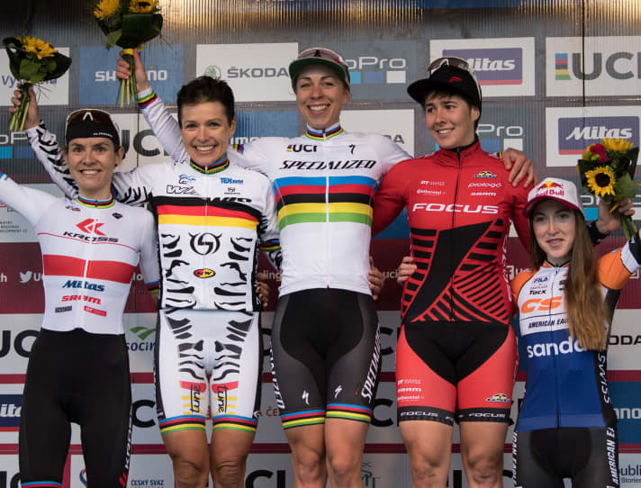   Das Podium der Damen beim ersten Worldcup-Rennen in Nove Mesto.