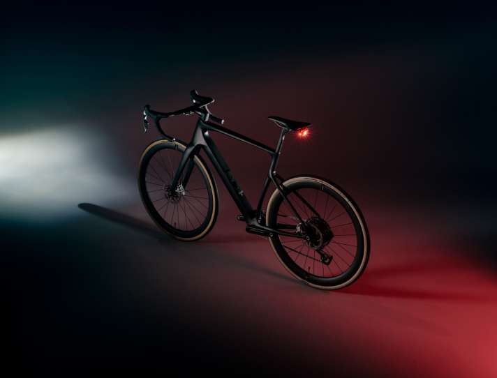 The central components of the "Smartsense" system are a front light from LightSkin and a rear light including radar from Garmin. The battery can supply power to the front derailleur and rear derailleur of SRAM drivetrains.