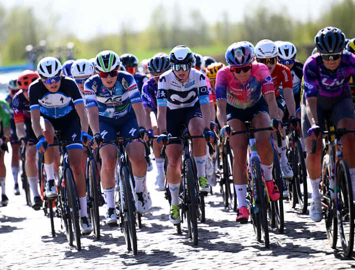 Das Peloton bei der Flandern-Rundfahrt der Frauen