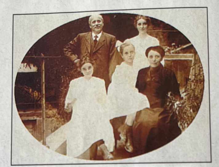 Family as brakes: the Magenwirths from Bad Urach. Company founder Gustav with his wife Louise and daughters Clara, Julie and Martha.
