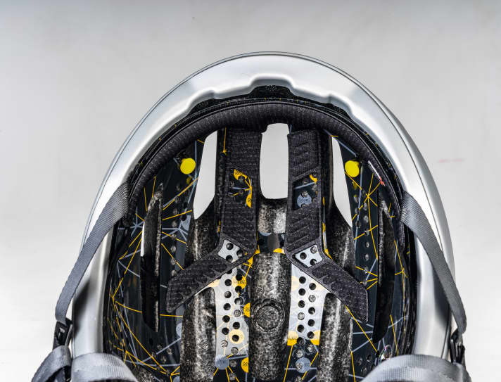 Die flächige Kunststoffinnenschale wie hier im Scott Cadence war lange repräsentativ für Mips-Systeme, ist in diesem Test aber in der Minderheit und funktio­nierte auch nicht besonders gut