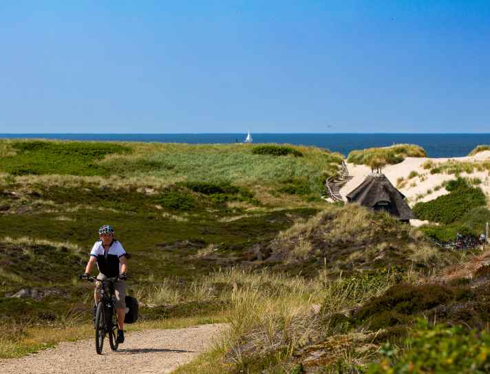 Zwischen den Dünen am Dänischen Wattenmeer sind die Wege nicht immer asphaltiert.