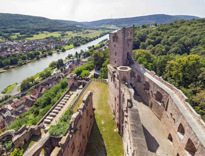 Abstecher in die Vergangenheit: Hoch über dem Main thront die Henneburg bei Stadtprozelten. Die Aussichtsplattformen laden ein zu einer Verschnaufpause.