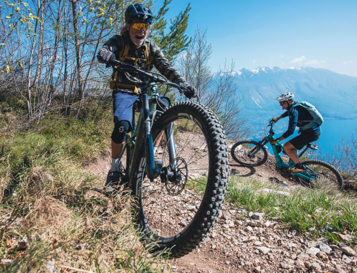   Szene-Urgestein Holger Meyer (links) präsentiert Skills und Seeblick. Mit E-Antrieb eröffnen sich am Lago neue Möglichkeiten, das weiß auch Mike Kluge (rechts), der MTB-Weltcup-Sieger von 1990.